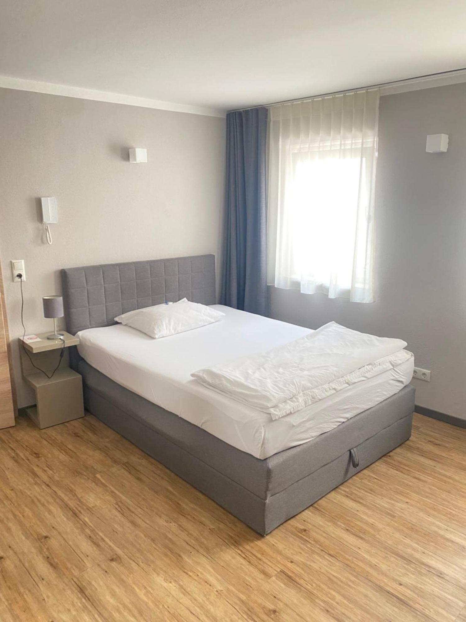 Motel Q - Das Kleine Stadthotel ディンゴルフィング エクステリア 写真